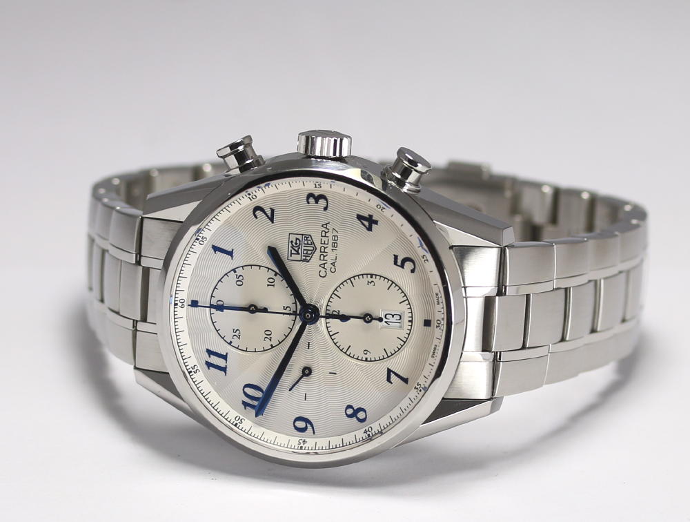 The whole timepieces are made from steel, having the bright shine and a good sturdiness.