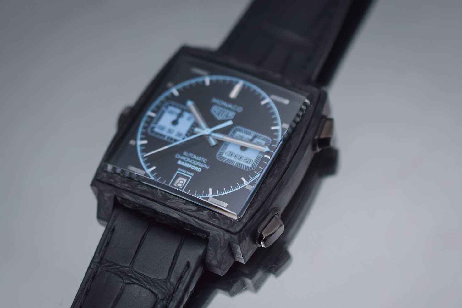 The aqua hands with luminescent coating guarantee the legibility.