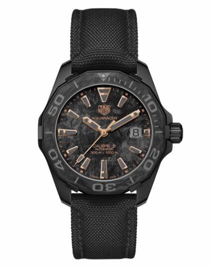 The widely designed hands and hour markers plated with rose gold ensure the ultra legibility.