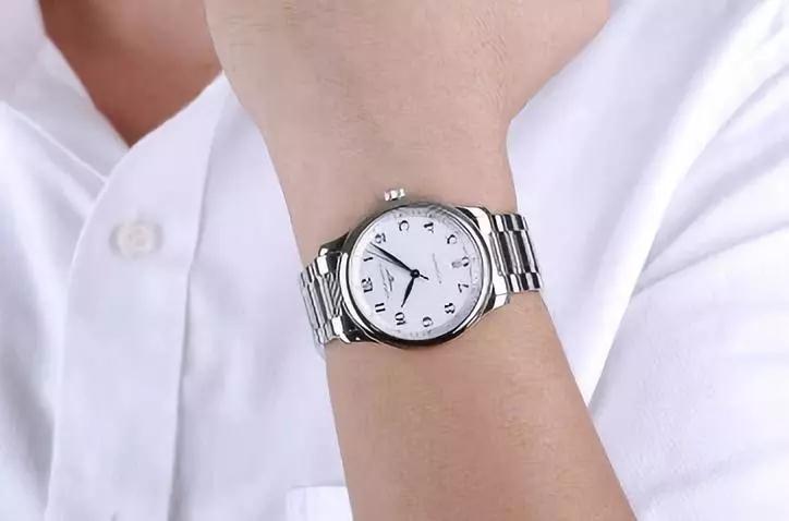 With the elegant and simple design, the Longines is suitable for both casual occasion and formal occasion.