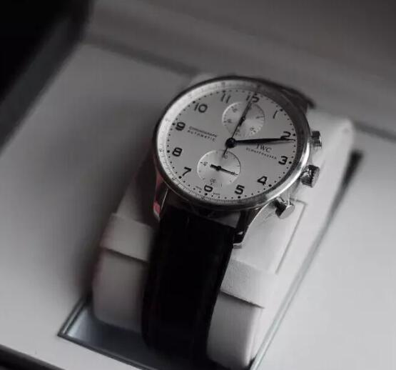 The small seconds has been set at 6 o'clock while the 30-minute counter is at 12 o'clock.