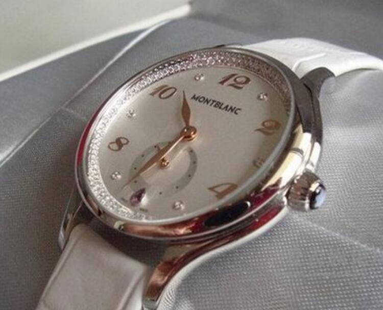The pink gold and diamonds generate the solf and pretty atmosphere for women.