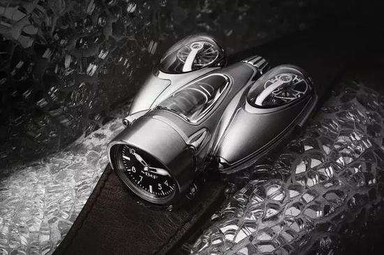 The integrated design of this unique timepiece is inspired by the sport car.