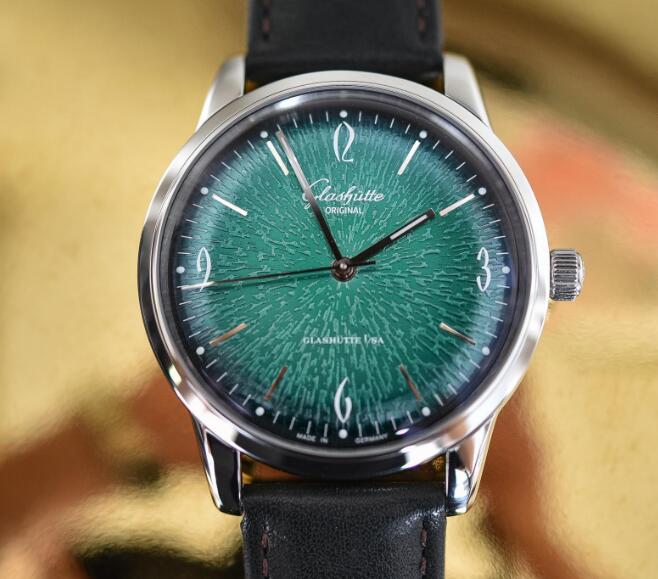 The green dial is really eye-catching and charming.