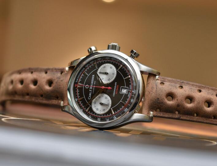 The strap perfectly presents the style of vintage car endurance race.