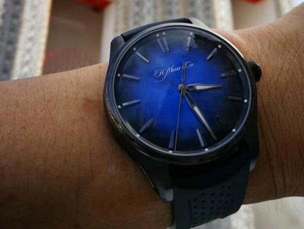Swiss imitation watches forever have appealing dial color.